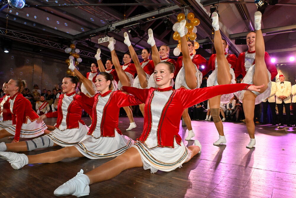Auftritt der Tanzgarde in Rot und Weiß