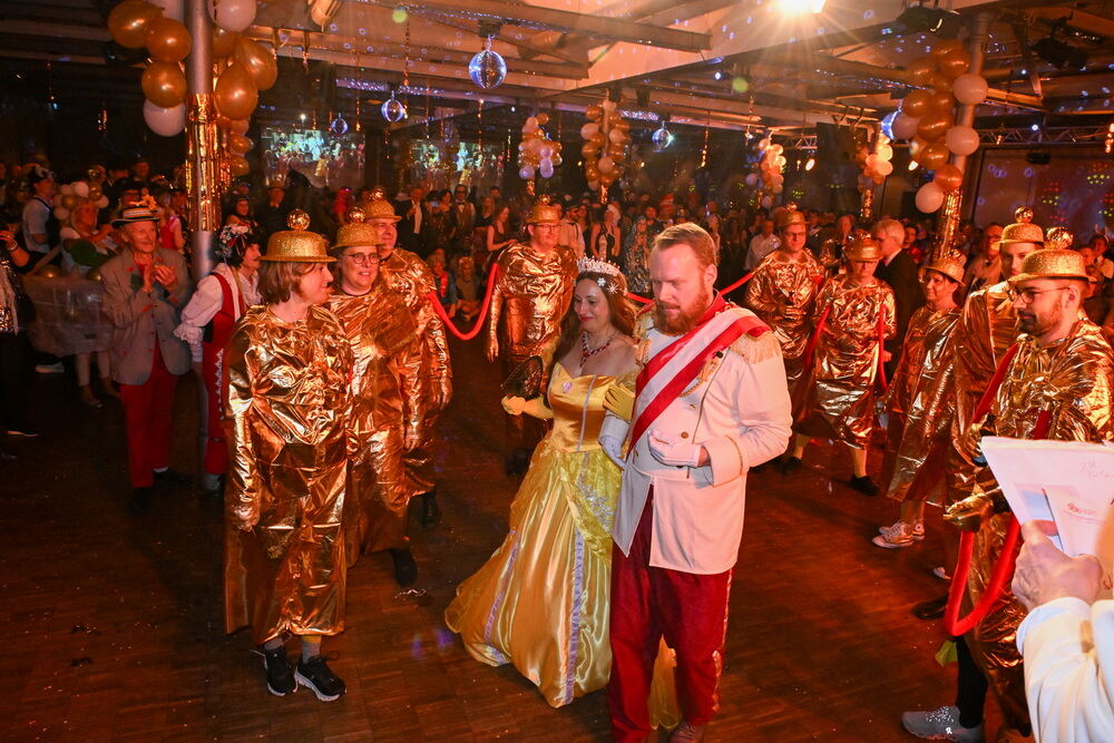 Gruppe in goldenen Kostümen auf der Tanzfläche