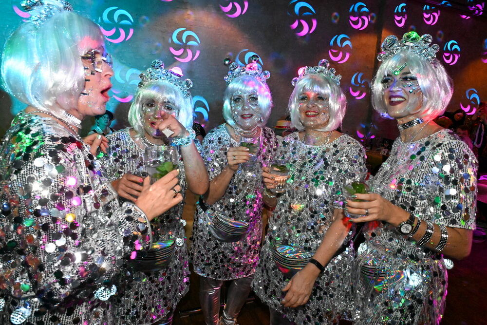 Gruppe in silbernen Glitzerkostümen